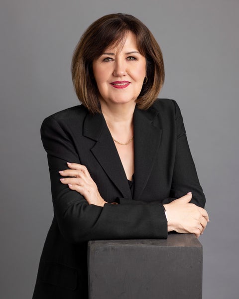Linda Lee, Associate